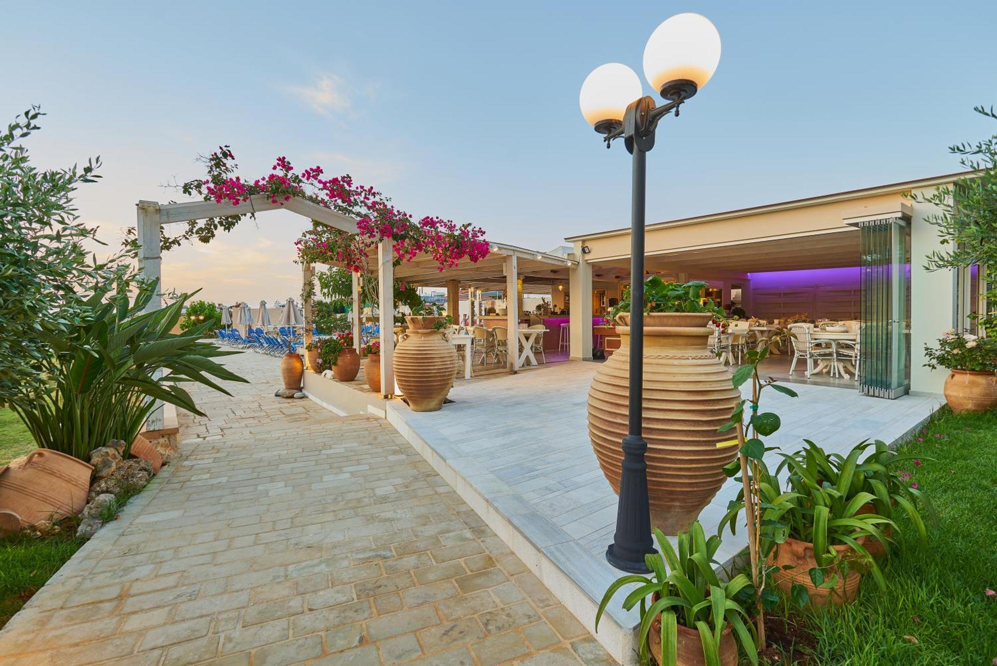 Golden Bay Hotel Apartments Малиа Экстерьер фото